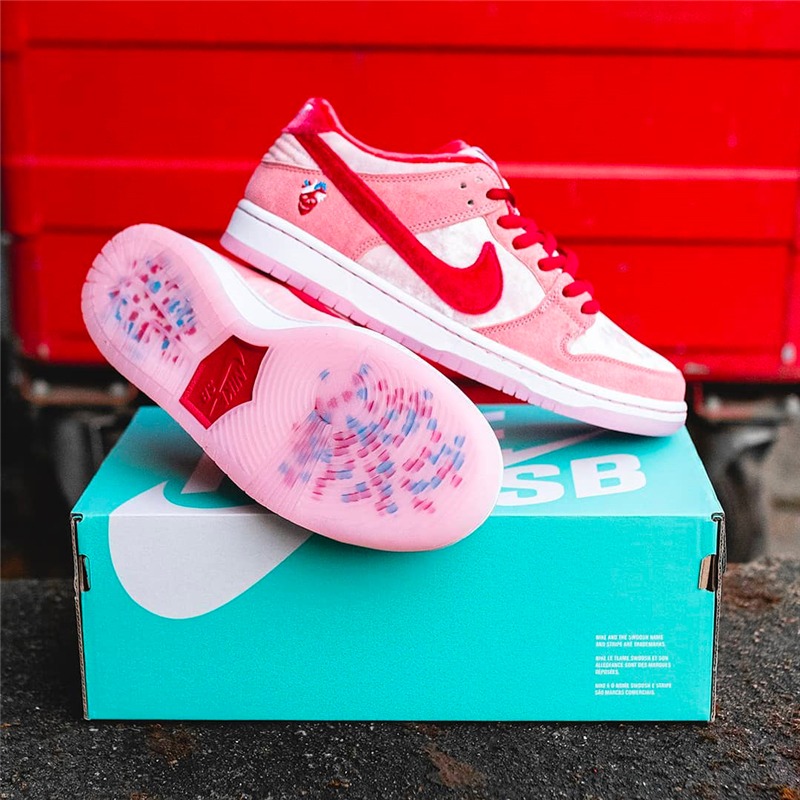 110  携手加州滑板店铺StrangeLove x Nike SB Dunk Low”Valentine's Day”扣篮系列低帮经典百搭休闲运动板鞋“情人节白粉丝绒”CT2552-800