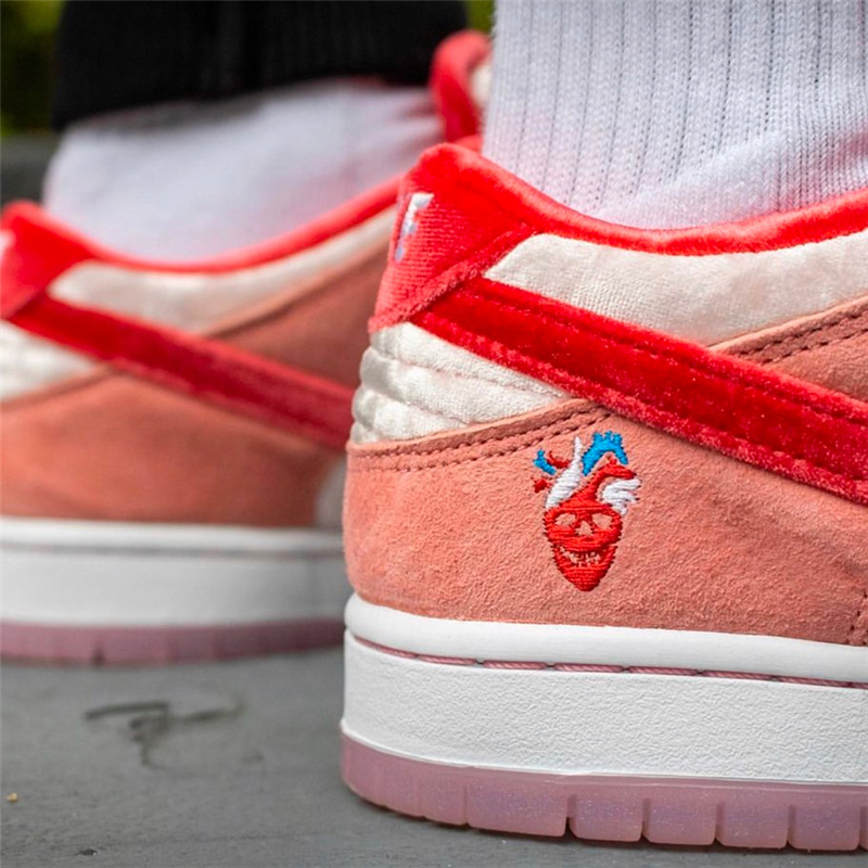110  携手加州滑板店铺StrangeLove x Nike SB Dunk Low”Valentine's Day”扣篮系列低帮经典百搭休闲运动板鞋“情人节白粉丝绒”CT2552-800