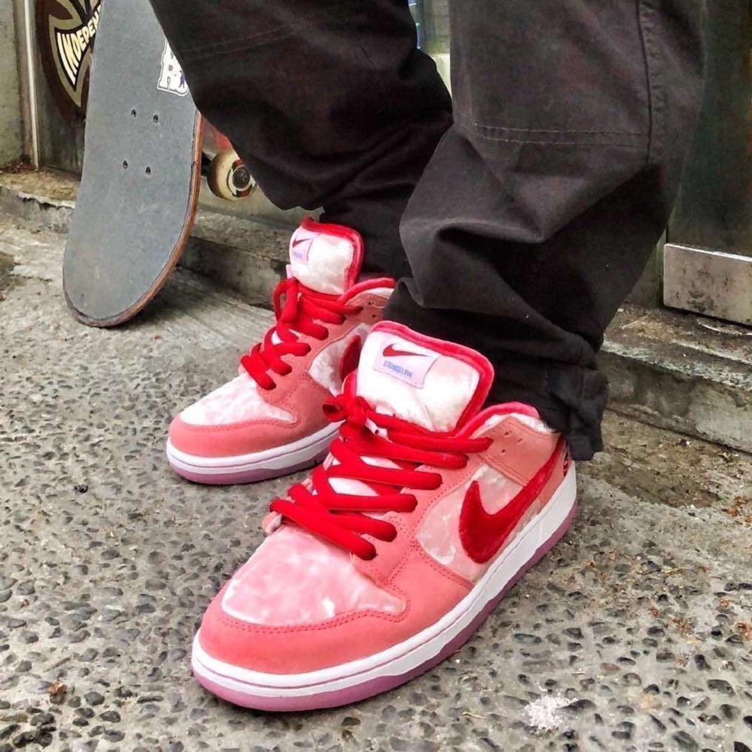 110  携手加州滑板店铺StrangeLove x Nike SB Dunk Low”Valentine's Day”扣篮系列低帮经典百搭休闲运动板鞋“情人节白粉丝绒”CT2552-800