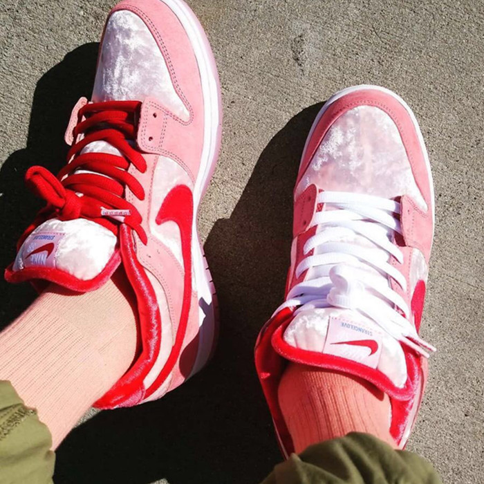 110  携手加州滑板店铺StrangeLove x Nike SB Dunk Low”Valentine's Day”扣篮系列低帮经典百搭休闲运动板鞋“情人节白粉丝绒”CT2552-800