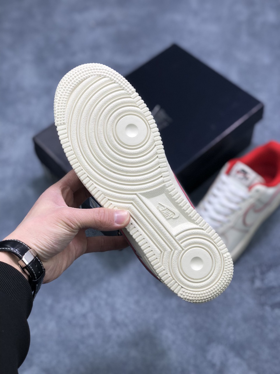 190 Nike Air Force 1 Low  白红手稿 “兔八哥” 空军一号 内置全掌Air Sole气垫  低帮休闲板鞋 AO2518-116