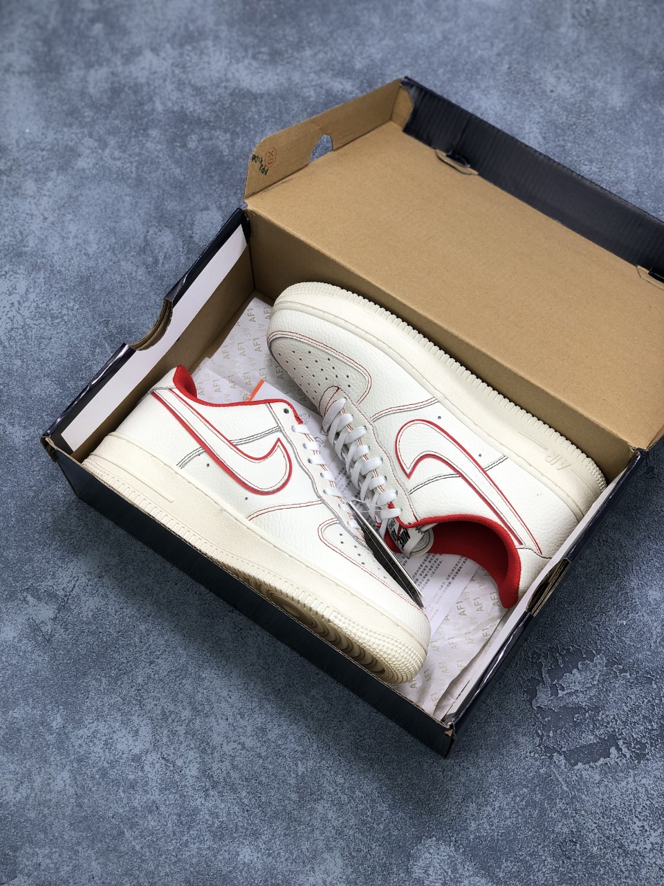 190 Nike Air Force 1 Low  白红手稿 “兔八哥” 空军一号 内置全掌Air Sole气垫  低帮休闲板鞋 AO2518-116