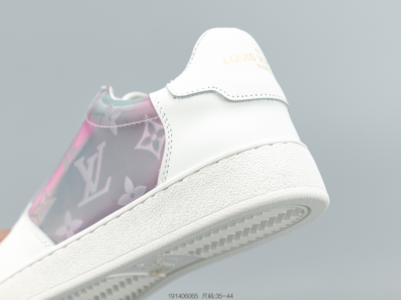 300 LV2020年春夏限量版 彩虹尾 Rivoli低帮运动靴为柔软粒面小牛皮铺陈全幅Monogram压纹
