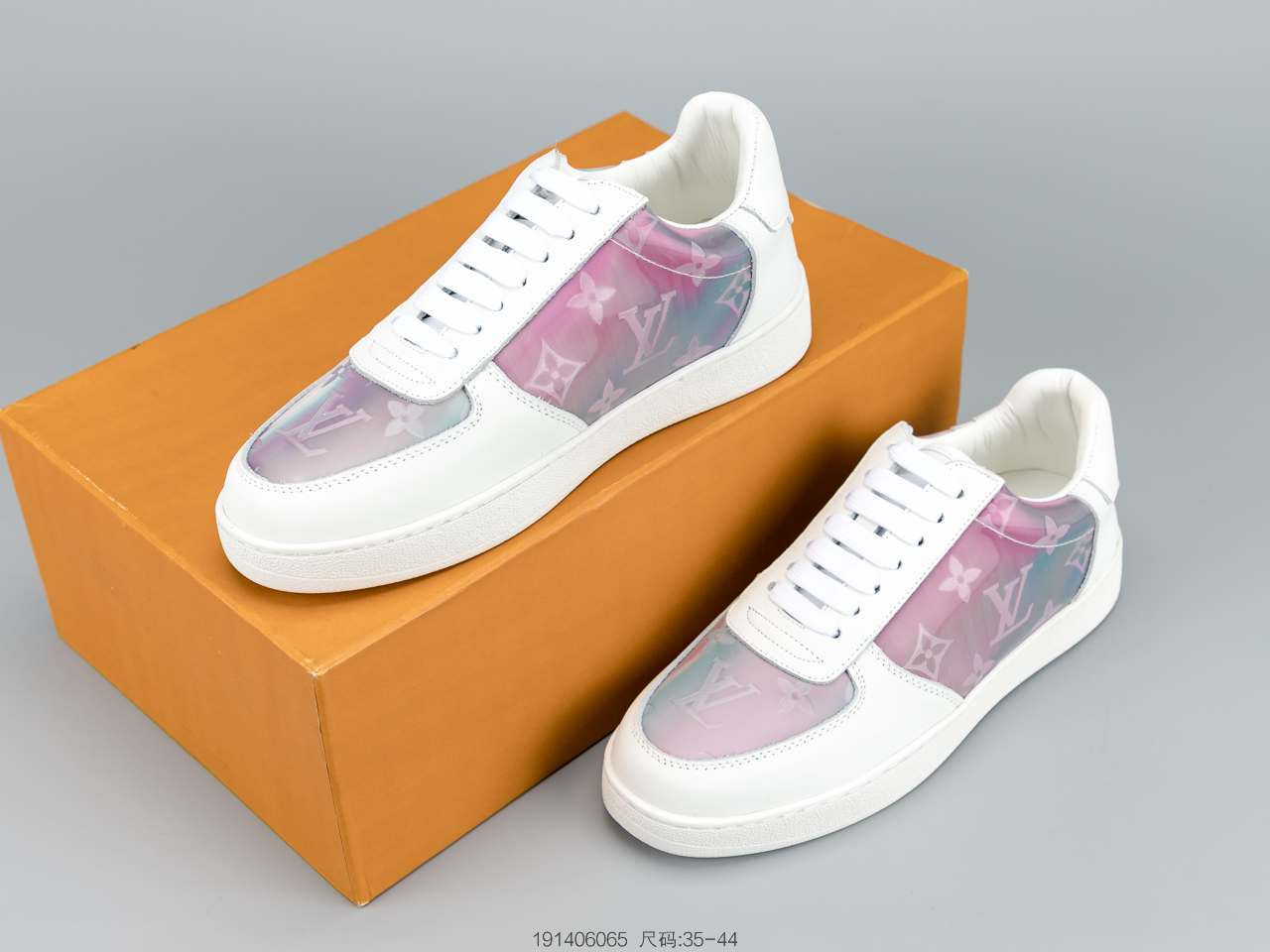 300 LV2020年春夏限量版 彩虹尾 Rivoli低帮运动靴为柔软粒面小牛皮铺陈全幅Monogram压纹
