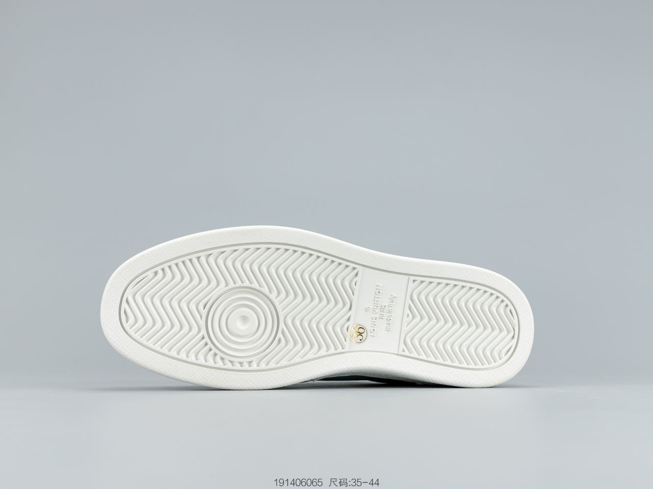 300 LV2020年春夏限量版 彩虹尾 Rivoli低帮运动靴为柔软粒面小牛皮铺陈全幅Monogram压纹