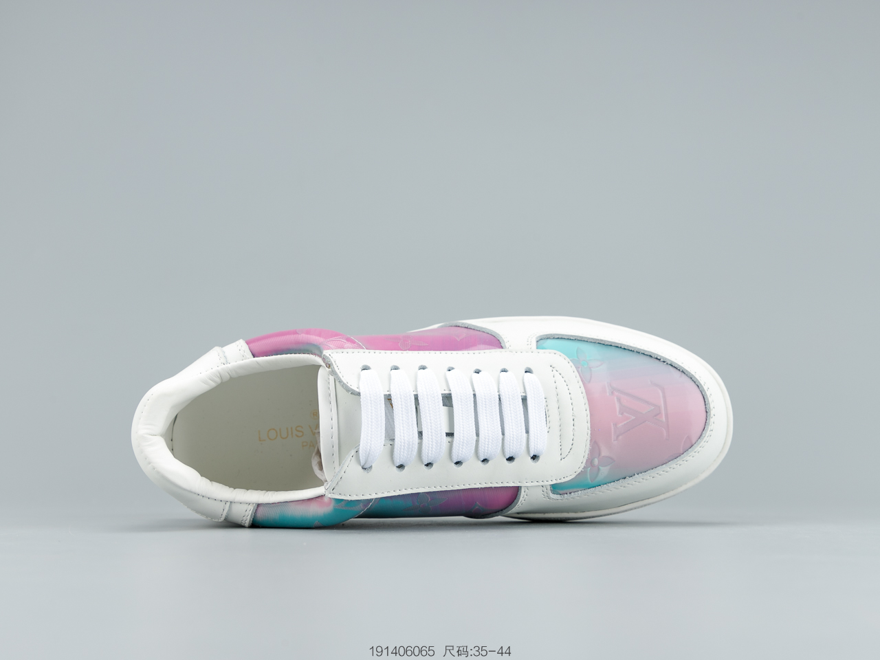 300 LV2020年春夏限量版 彩虹尾 Rivoli低帮运动靴为柔软粒面小牛皮铺陈全幅Monogram压纹