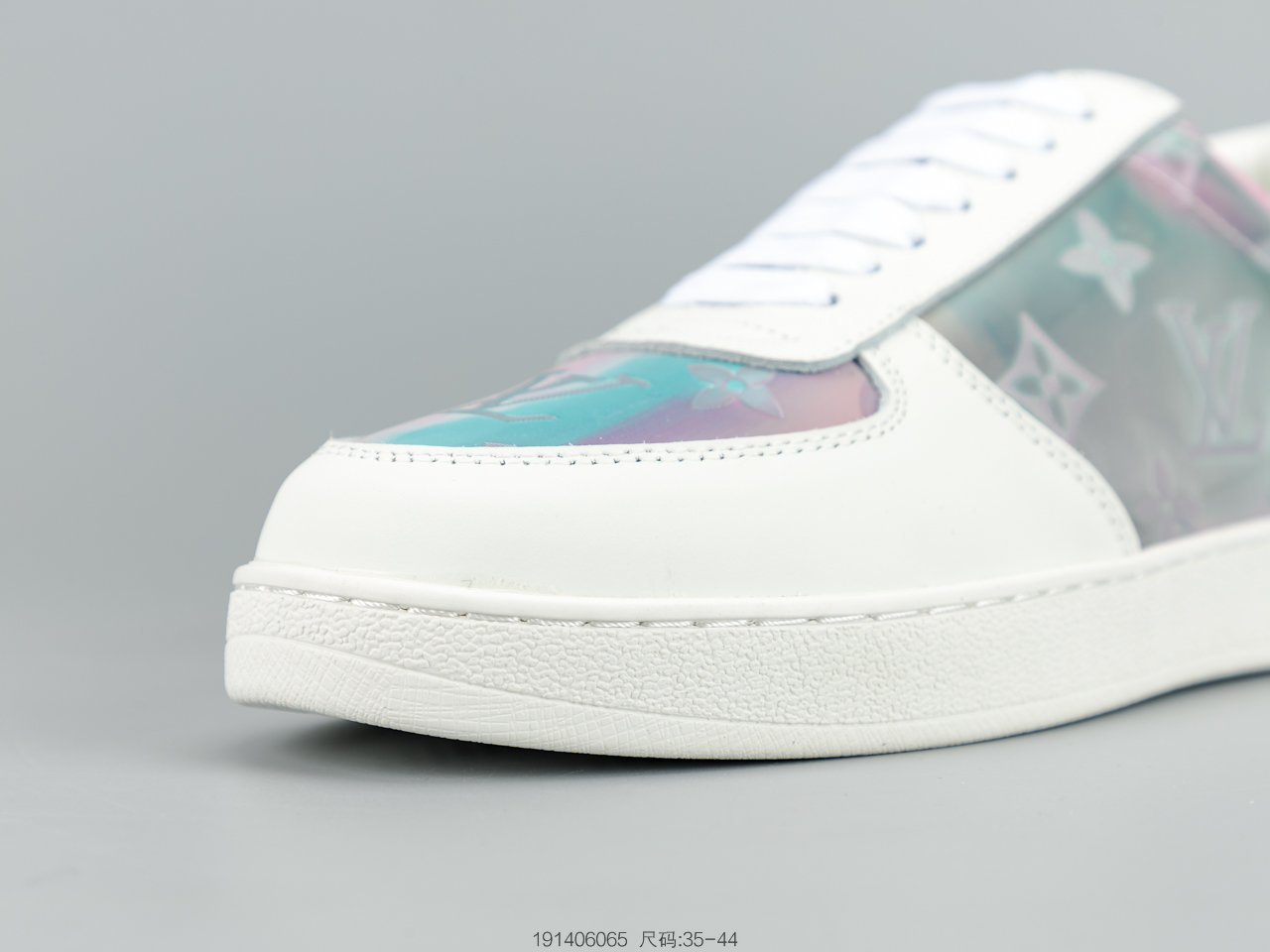 300 LV2020年春夏限量版 彩虹尾 Rivoli低帮运动靴为柔软粒面小牛皮铺陈全幅Monogram压纹