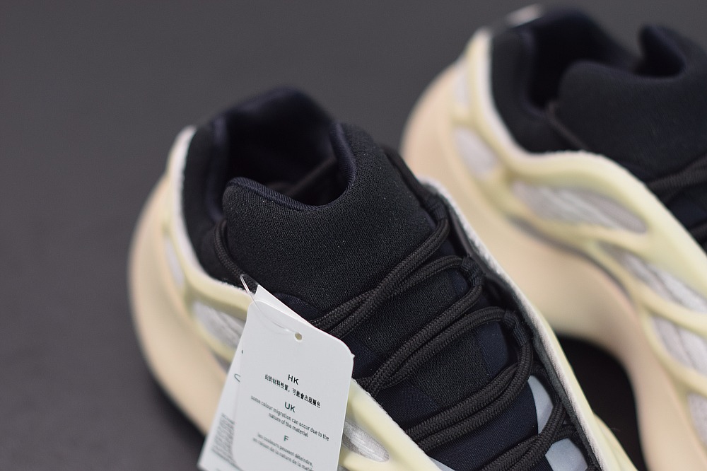 D05X6 纯原版本阿迪达斯Adidas Yeezy 700 V3 “Azael”低帮复古休闲运动穿搭慢跑鞋“骨架夜光”货号:FW4980