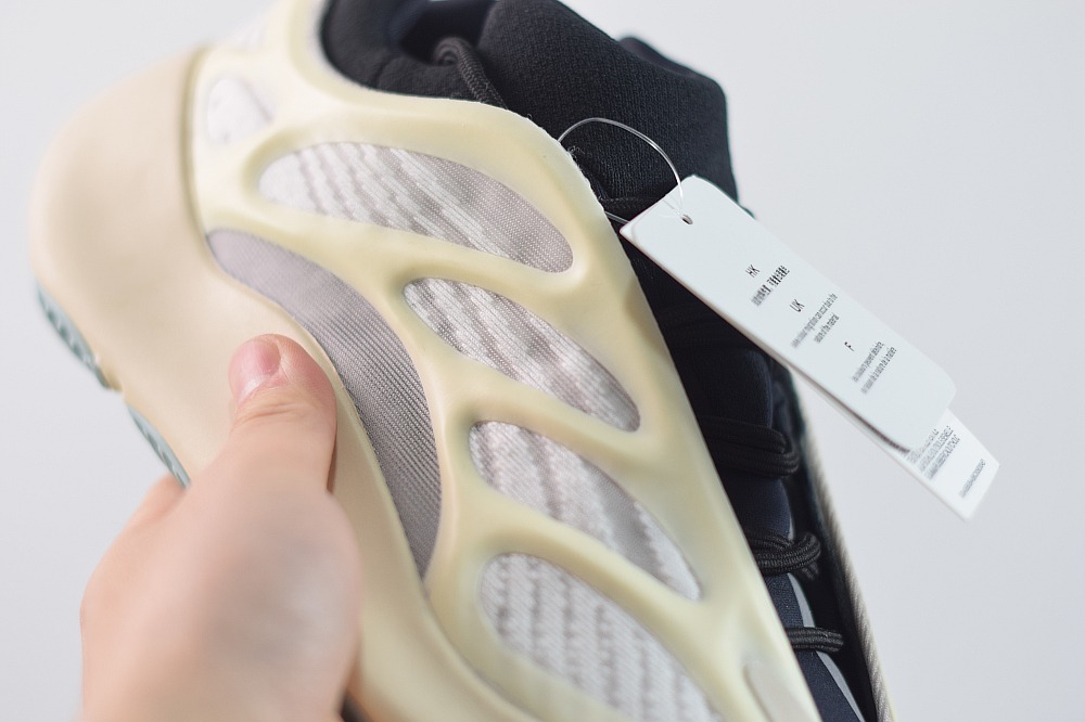 D05X6 纯原版本阿迪达斯Adidas Yeezy 700 V3 “Azael”低帮复古休闲运动穿搭慢跑鞋“骨架夜光”货号:FW4980
