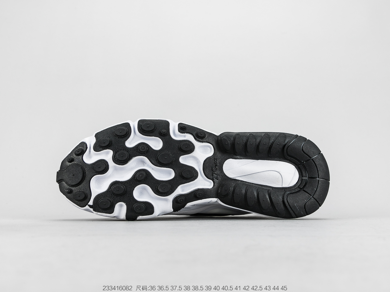 150 耐克Air Max 270 React Bauhaus将耐克经典的 Air Max 鞋款与柔软轻盈的 Nike React 泡棉相融合