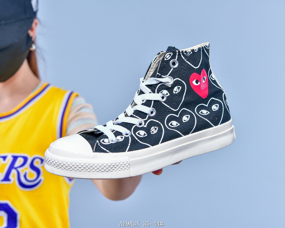 本地自取P90 #原楦原小盒市面最为正确版本# 2020新款川久保玲CDG PLAY x Converse Chuck Taylor All Star匡威经典小眼睛爱心来喽  此次带来的日本限定款依旧采用黑白经典两色,以标志性桃心满印鞋身,点睛之笔的红心依旧是重点,搭配简笔画镂空串标爱心涂鸦,简直不要太好看.#硫化双围条蓝底真标# 货号:1CK810黑高/1CK811米高 SW