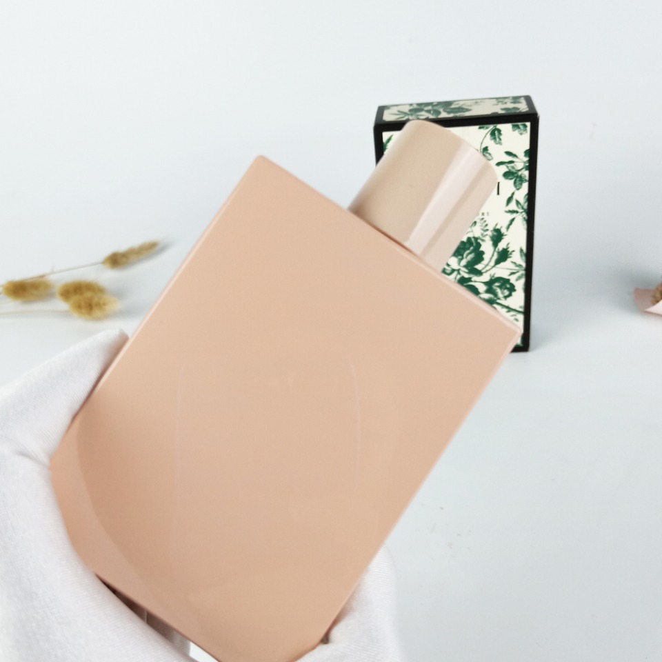 90💰原单品质
实拍
古驰2018新款 Gucci Bloom绿色繁花之水女士香水100ml
香调：花香调
前调：白波斯树脂叶、黑醋栗芽
中调：晚香玉、茉莉、使君子
基调：檀木、麝香