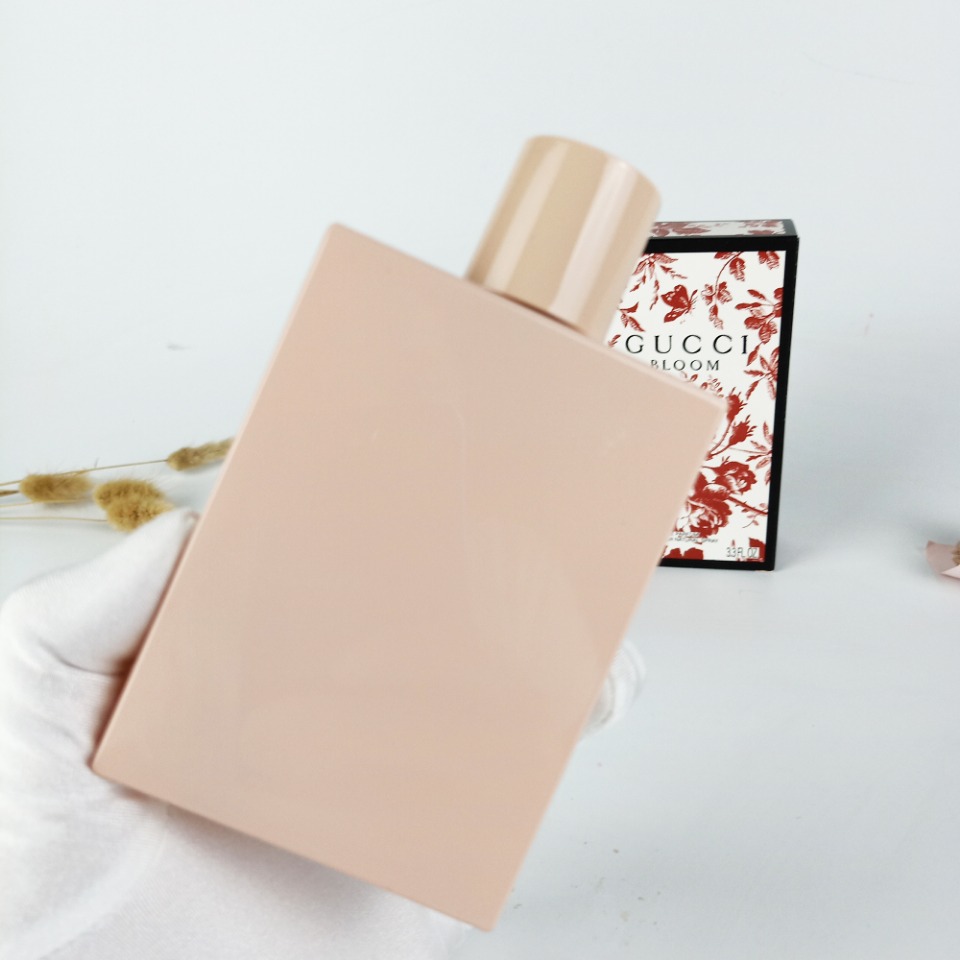 90💰原单品质
实拍
Gucci古驰2017新款香水edp粉色繁花盛宴bloom 100ml  
香调：花香调
气味：茉莉 晚香玉 鸢尾根