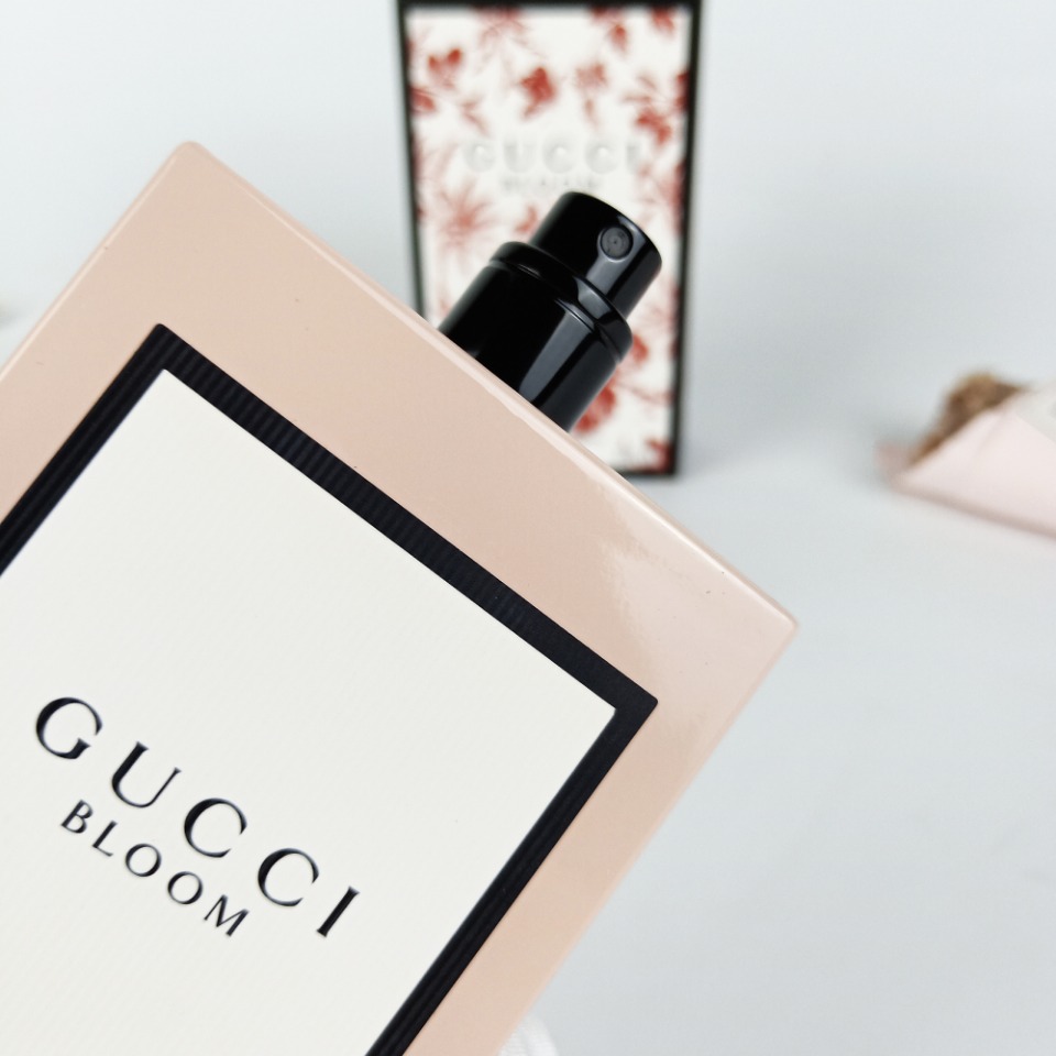 90💰原单品质
实拍
Gucci古驰2017新款香水edp粉色繁花盛宴bloom 100ml  
香调：花香调
气味：茉莉 晚香玉 鸢尾根