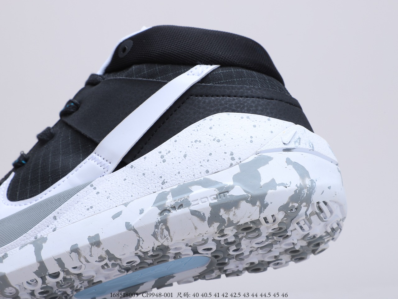 260 杜兰特最新战靴 Nike KD 13 黑白色调主打搭配浸入中底的巨型 Swoosh 货号：CI9948-001