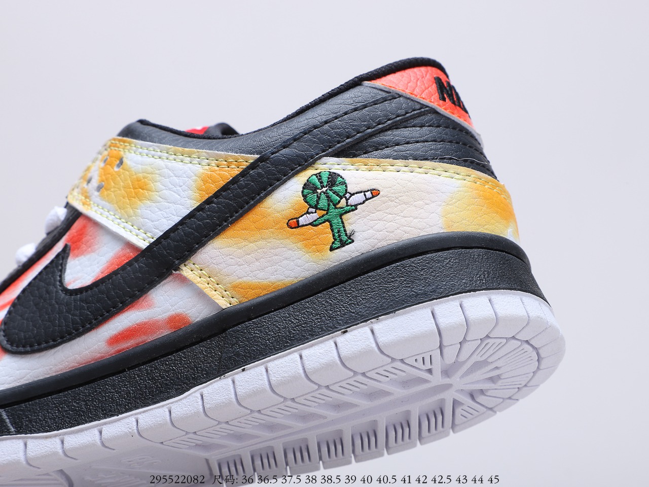 150 耐克Nike SB Dunk Low“Raygun”低帮系列休闲气垫板鞋“外星人刺绣” 货号：BQ6832-001