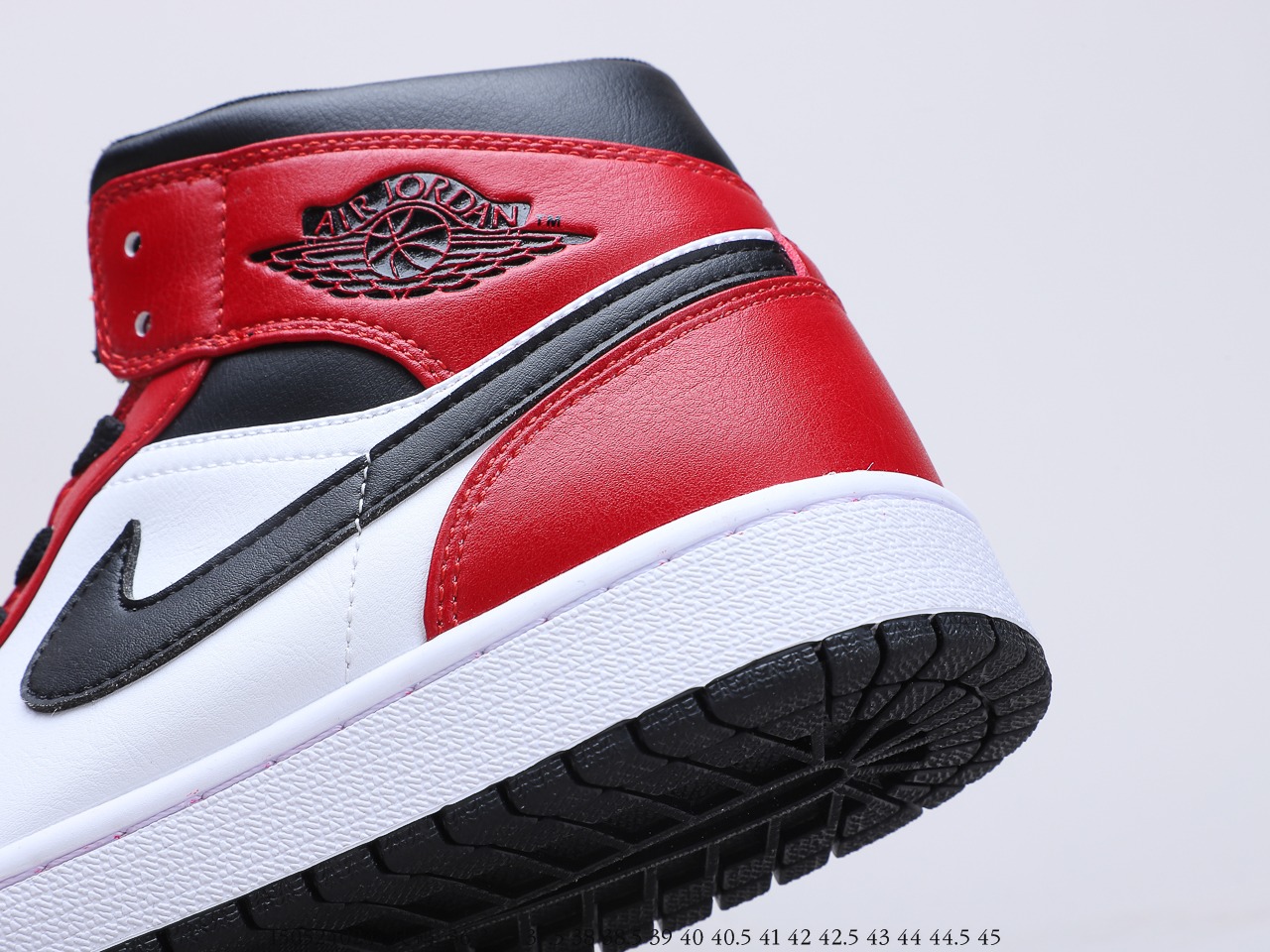 220  Air Jordan 1 Mid 将芝加哥与黑脚趾元素融合 Air Jordan 1 Mid “Chicago Black Toe”  货号：554724-069