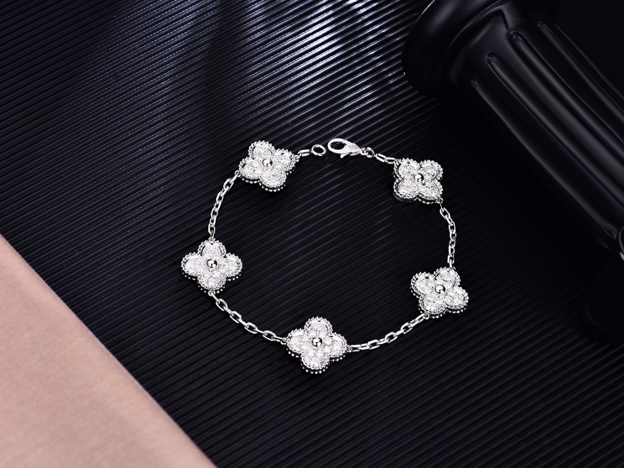 NO:102693,v c a Five-flower bracelet with snowflakes!  The outer edge is decorated with platinum beads and 5 brilliant diamond patterns, conveying luck and true love, making every girl wearing it a 