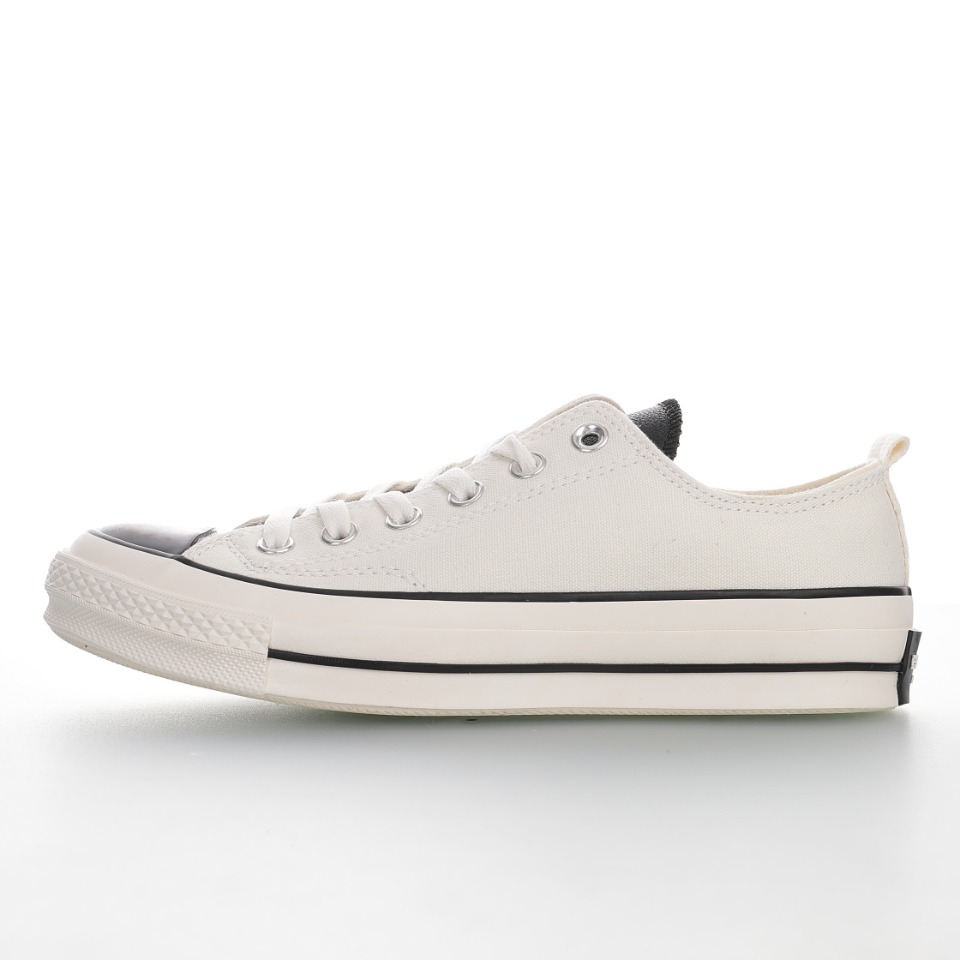 💰100【新品实拍篇】💯男女鞋真标硫化工艺#原厂铝楦开发版型#聚氨酯硅蓝PU中底❗2020ss美国高街潮牌Fear of God副牌ESSENTIALS x Converse Chuck Taylor All Star 1970s OX"Beige/Black"复刻低帮帆布硫化板鞋“帆布米白黑皮革” 尺码：35 36 36.5 37 37.5 38 39 39.5 40 41 41.5 42 42.5 43 44 条码编码：2304328000(注意：已变动！) 洛杉矶街头时尚品牌 Fear of God 副线 ESSENTIALS 继去年与 Converse 无预警推出联乘 Chuck 70 鞋款后，今次的联乘系列延续去年的简约风格，在设计上以灰、米白两色呈现，外层为灰色.黑色.米色，鞋舌与内层为米色之设定，而后方左侧标签处则有「ESSENTIALS Fears Of God」字样凸显出 ESSENTIALS 与 Converse 之品牌，特点中间鞋舌为皮质，鞋带可以从后跟拉条穿过更加个性，细节还是有一点的。 如此百搭的风格相信不少鞋迷应该会将之作为自己鞋柜的囊中之物。