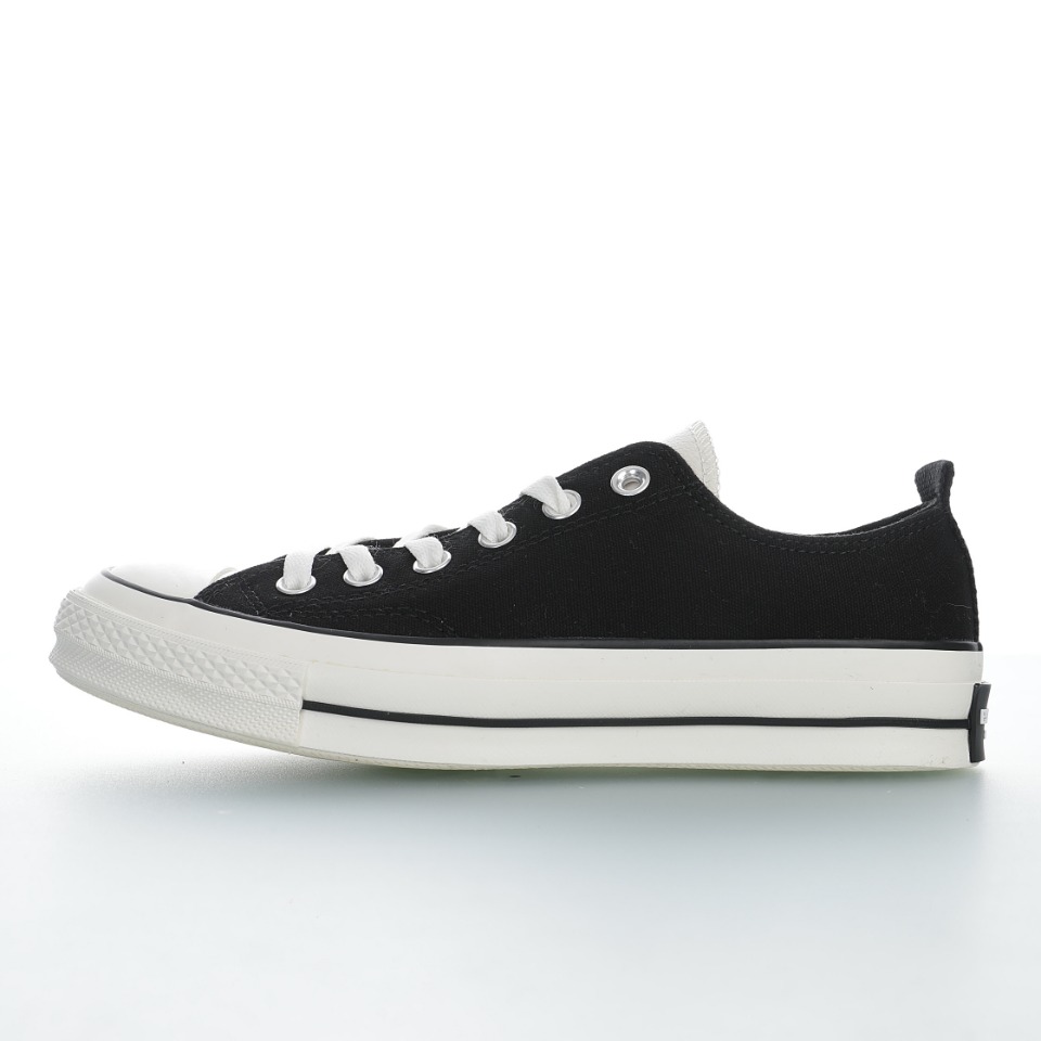 💰100【新品实拍篇】💯男女鞋真标硫化工艺#原厂铝楦开发版型#聚氨酯硅蓝PU中底❗2020ss美国高街潮牌Fear of God副牌ESSENTIALS x Converse Chuck Taylor All Star 1970s OX"Black/Beige"复刻低帮帆布硫化板鞋“帆布黑米白皮革” 尺码:35 36 36.5 37 37.5 38 39 39.5 40 41 41.5 42 42.5 43 44 条码编码:2304328000(注意:已变动!) 洛杉矶街头时尚品牌 Fear of God 副线 ESSENTIALS 继去年与 Converse 无预警推出联乘 Chuck 70 鞋款后,今次的联乘系列延续去年的简约风格,在设计上以灰、米白两色呈现,外层为灰色.黑色.米色,鞋舌与内层为米色之设定,而后方左侧标签处则有「ESSENTIALS Fears Of God」字样凸显出 ESSENTIALS 与 Converse 之品牌,特点中间鞋舌为皮质,鞋带可以从后跟拉条穿过更加个性,细节还是有一点的。 如此百搭的风格相信不少鞋迷应该会将之作为自己鞋柜的囊中之物。