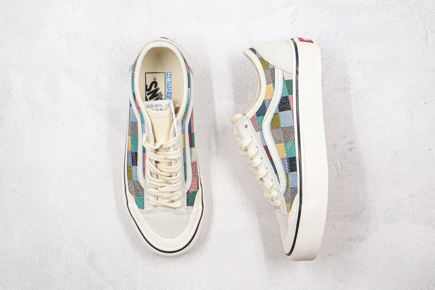 万斯VANS 半月包头 彩虹格子 彩色 棋盘格子 supstorm联名方其范斯彩色棋盘格子 ulzzang板鞋。今年夏天，彩色棋盘格一经推出彻底点燃了每个范斯迷火热的内心。各路明星网红争纷上脚。白色包头杀人鲸的前脸造型，鞋底黑色水线的细节设计。每一处细节上的处理都无一例外的牢牢把住了每个Vans迷的内心  ！！
型号：AS48
🌵Size：35 36 36.5 37 38 38.5 39 40 40.5 41 42 42.5 43 44