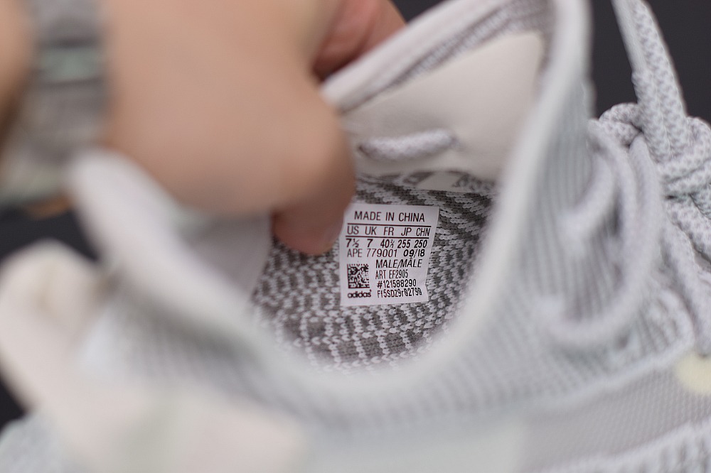 Yeezy Boost 350 V2“Static” 白天使椰子运动跑鞋 货号 EF2905