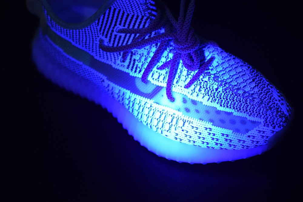 Yeezy Boost 350 V2“Static” 白天使椰子运动跑鞋 货号 EF2905