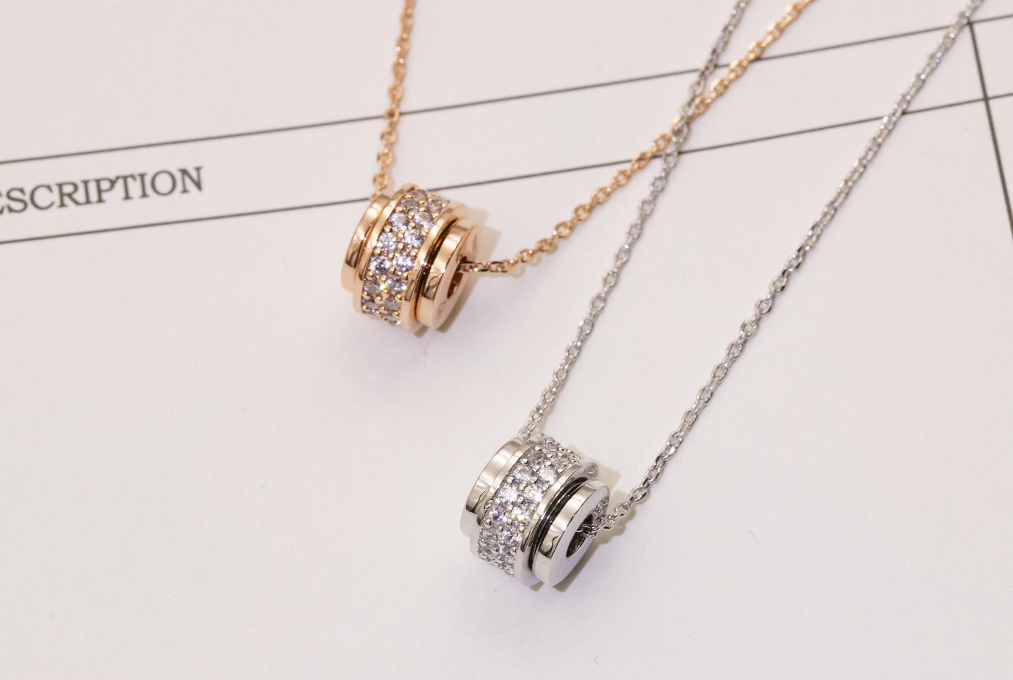 💰170 👍🏻【V金版】伯爵转动项链（玫瑰金-白金色2色可选）
♡爱的轮回从来没有停止过寻找属于你的幸福！
💎精心镶嵌进口AAAA锆石，效果迷人，层次感十足 无论什么角度都闪烁的光芒
🐮迈金电镀更加赋予了项链K金般的色泽与质感，彰显独特气质