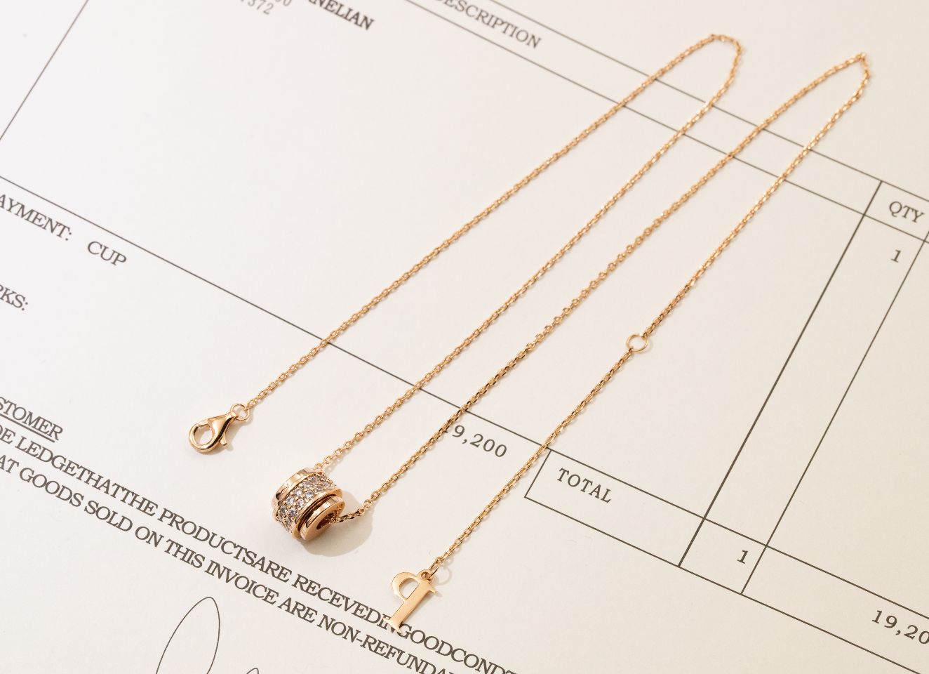 💰170 👍🏻【V金版】伯爵转动项链（玫瑰金-白金色2色可选）
♡爱的轮回从来没有停止过寻找属于你的幸福！
💎精心镶嵌进口AAAA锆石，效果迷人，层次感十足 无论什么角度都闪烁的光芒
🐮迈金电镀更加赋予了项链K金般的色泽与质感，彰显独特气质