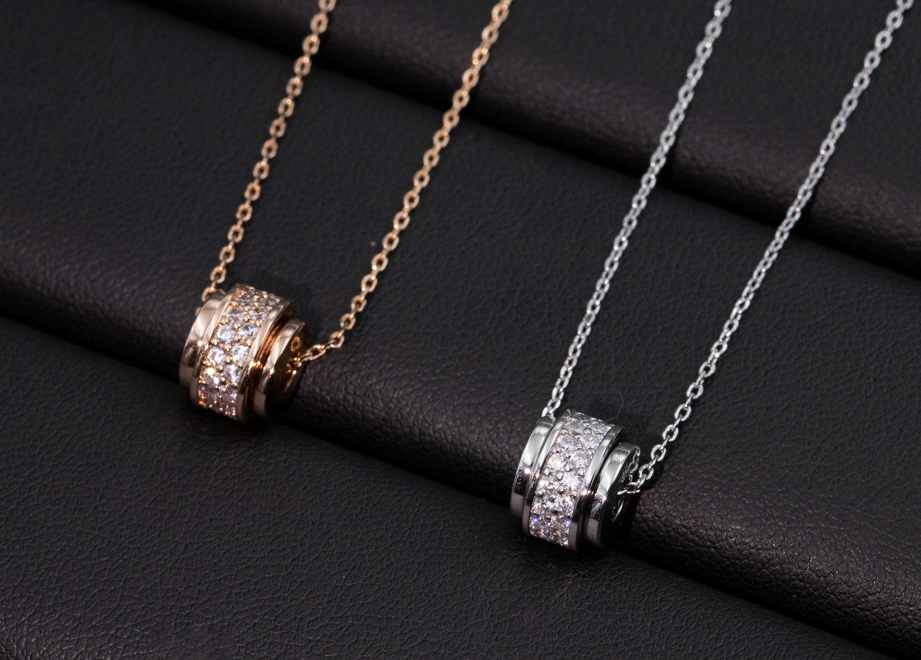 💰170 👍🏻【V金版】伯爵转动项链（玫瑰金-白金色2色可选）
♡爱的轮回从来没有停止过寻找属于你的幸福！
💎精心镶嵌进口AAAA锆石，效果迷人，层次感十足 无论什么角度都闪烁的光芒
🐮迈金电镀更加赋予了项链K金般的色泽与质感，彰显独特气质