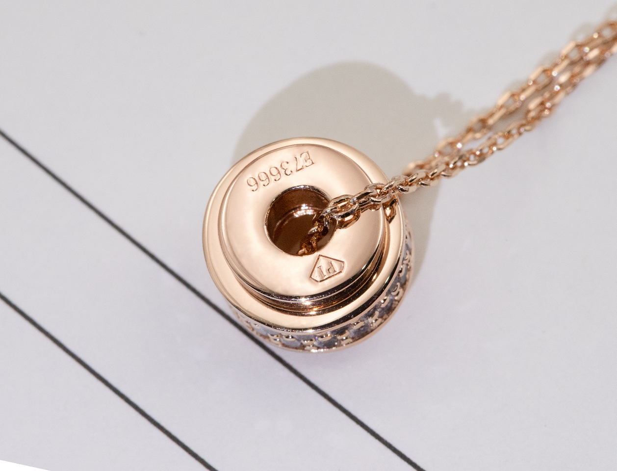 💰170 👍🏻【V金版】伯爵转动项链（玫瑰金-白金色2色可选）
♡爱的轮回从来没有停止过寻找属于你的幸福！
💎精心镶嵌进口AAAA锆石，效果迷人，层次感十足 无论什么角度都闪烁的光芒
🐮迈金电镀更加赋予了项链K金般的色泽与质感，彰显独特气质