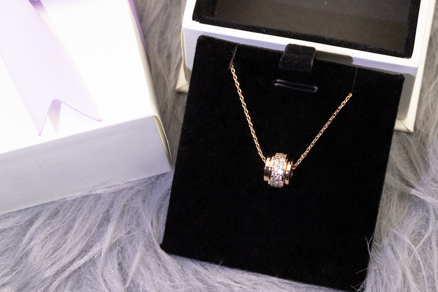 💰170 👍🏻【V金版】伯爵转动项链（玫瑰金-白金色2色可选）
♡爱的轮回从来没有停止过寻找属于你的幸福！
💎精心镶嵌进口AAAA锆石，效果迷人，层次感十足 无论什么角度都闪烁的光芒
🐮迈金电镀更加赋予了项链K金般的色泽与质感，彰显独特气质