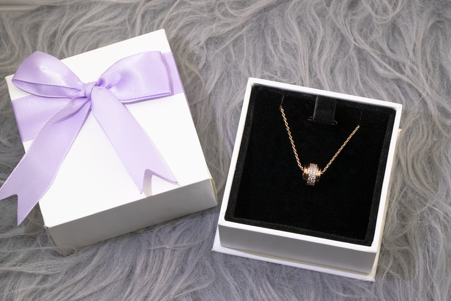 💰170 👍🏻【V金版】伯爵转动项链（玫瑰金-白金色2色可选）
♡爱的轮回从来没有停止过寻找属于你的幸福！
💎精心镶嵌进口AAAA锆石，效果迷人，层次感十足 无论什么角度都闪烁的光芒
🐮迈金电镀更加赋予了项链K金般的色泽与质感，彰显独特气质