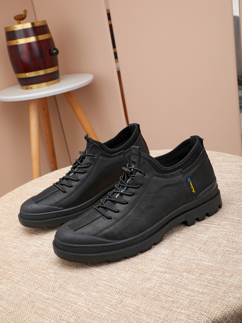 I5 , Prada 普拉达 手工休闲鞋上市、经典系列风格，面料头层牛皮，软底橡胶底，真皮内里及垫脚，质量好上脚舒适款