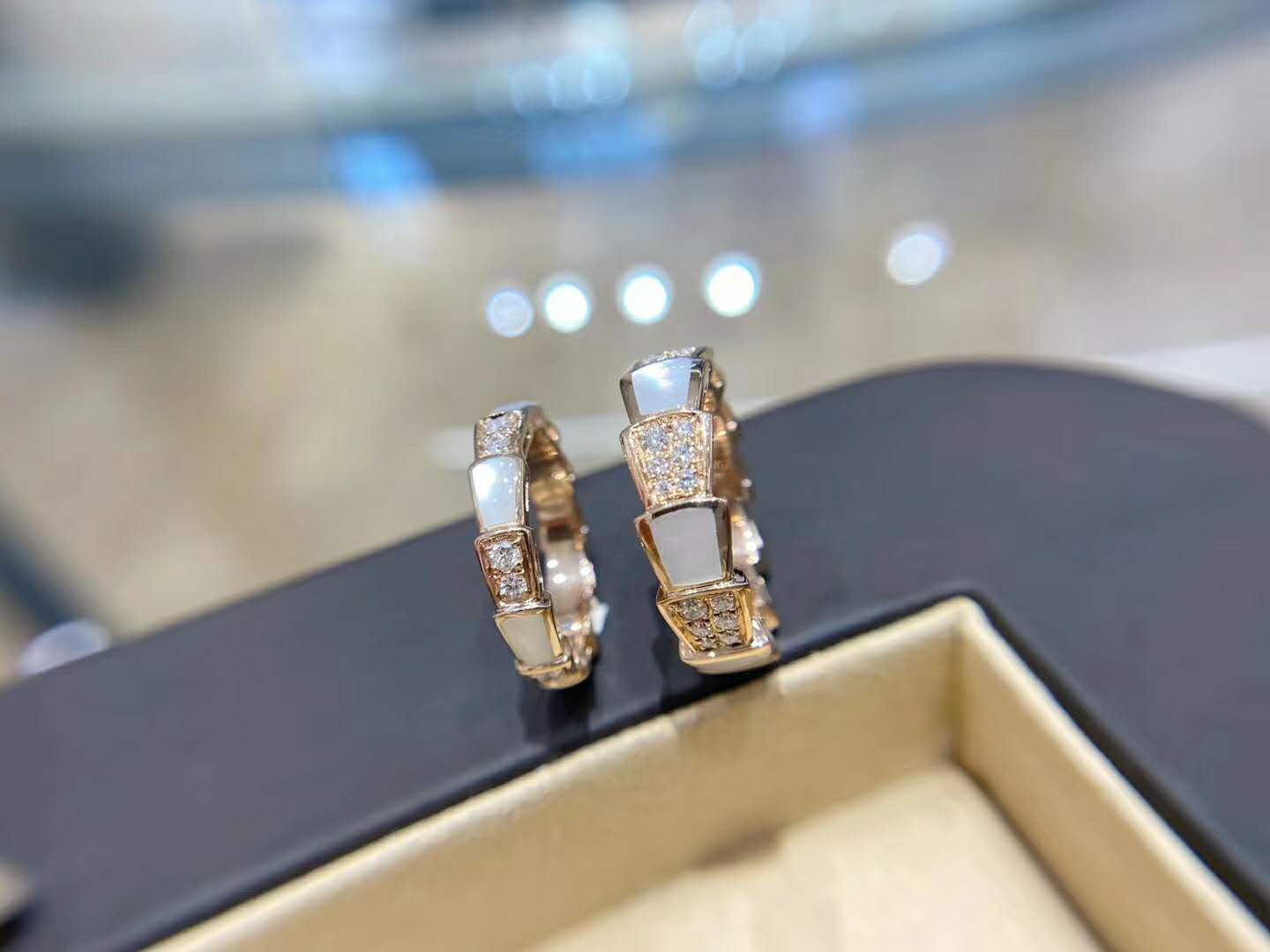 NO:101953,P118 [Recommended Ring] BV snake bone white shell interval pair ring wide and narrow version, Bulgari ring, bottega veneta, bvlgari, ring19860909P118【对戒推荐】 BV蛇骨白贝间隔对戒 宽窄版,宝格丽戒指,bottega veneta,bvlgari,ring,Jewelry