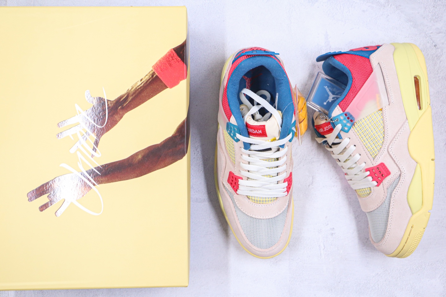 H0  纯原 乔丹 AJ4 米白红蓝色 联盟 粉红蓝骑士 洛杉矶联名 原盒原装级别 首发版本Union LA x Air Jordan 4 Retro”Off Noir”联盟粉红蓝骑士 实拍首发时隔两年,全新解构美学鞋型❗洛杉矶知名店铺联名