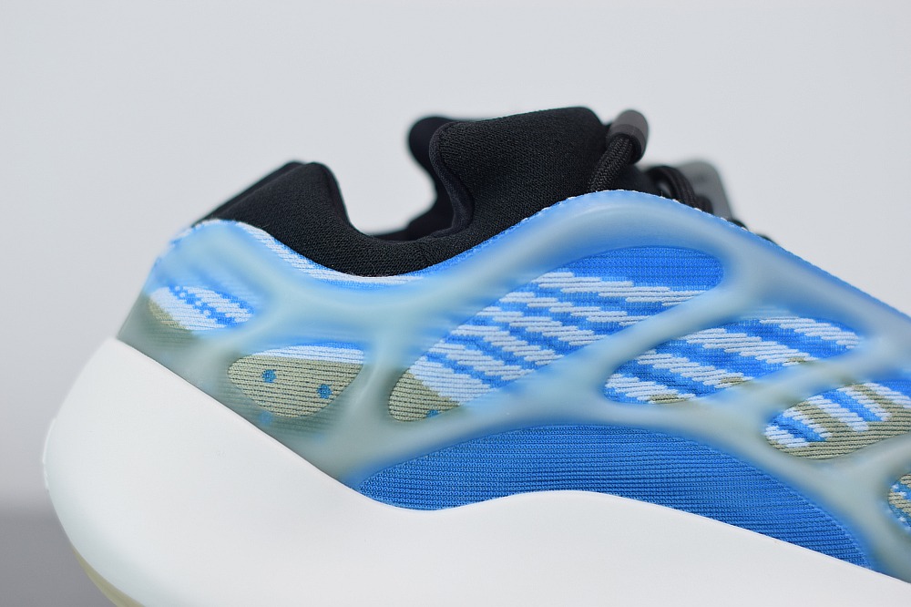 顶级纯原 Yeezy 700v3 “Azareth”极光复古老爹鞋 G54850