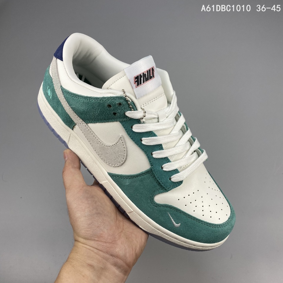 耐克 Nike Dunk Sb Road Sign尝鲜出货韩国品牌kasina 与nike 打造的的韩国限定 湖水绿配色 该鞋款同样选用翻毛皮材质搭配牛巴革共同呈现鞋身 在湖水绿配色点缀鞋面同时 以浅灰色塑造鞋侧