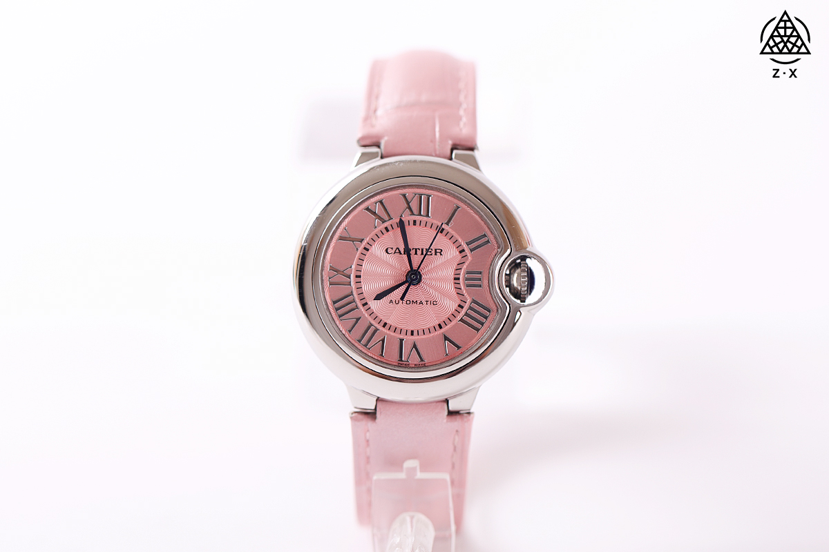 💰280
卡地亚Cartler🎉蓝气球女士腕表  全自动机械机芯  316精钢表壳  高清矿物质镜面  进口小牛皮表带 直径33mm 厚9mm 该腕表所代表的女士精神:正直刚毅、锲而不舍、无所畏惧并忠于自我,无论是正式场合或是日常出街,佩戴于腕间,尽显潇洒气度与绅士风采。