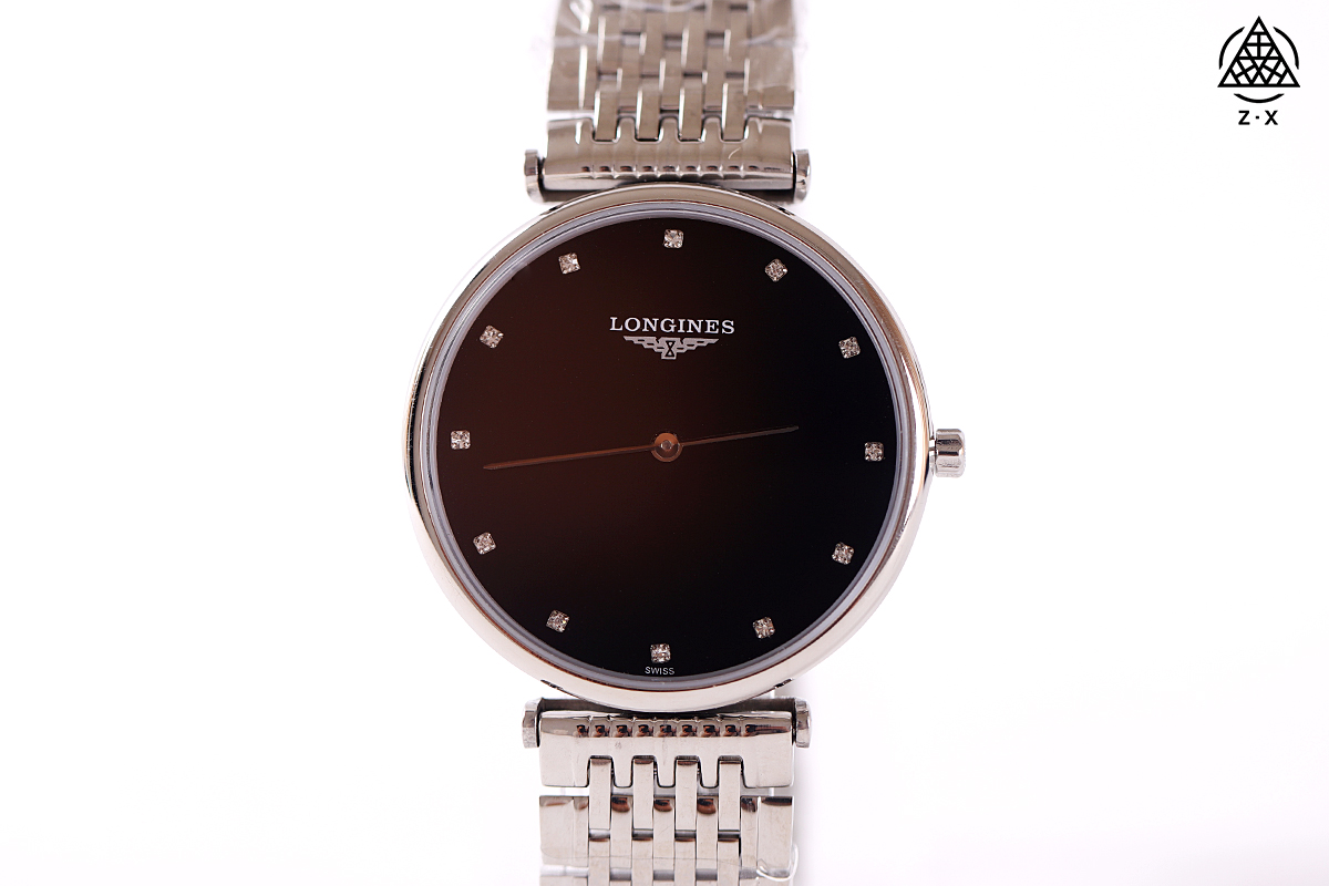 💰240顶级推荐Longine~浪琴嘉岚系列女士石英表瑞士手表女腕表、全套专柜包装！
钻石款表盘24mm，34mm，防水30米

腕间戴表更多是一种装饰了，是都市女性来展现自己独立干练与自尊的最佳饰品，让拒收投足间尽显优雅与知性，诠释属于自己的独特人格魅力。

之前上过几款Longine~的手表，今天再来安利一款嘉岚系列的女士钻石石英表，实物真的是超级精致~

采用钻石时标显示运行，白色珍珠贝母表盘缀以12颗钻石时标并配备折叠式安全表扣，表壳独创设计成就超薄流畅外形，优美匀称，浑然一体。

超薄表壳轻盈手感时刻佩戴也不觉疲累。极简的设计以钻石点缀，低调却不失精致，别致又不张扬，时刻彰显女性的气质与魅力。