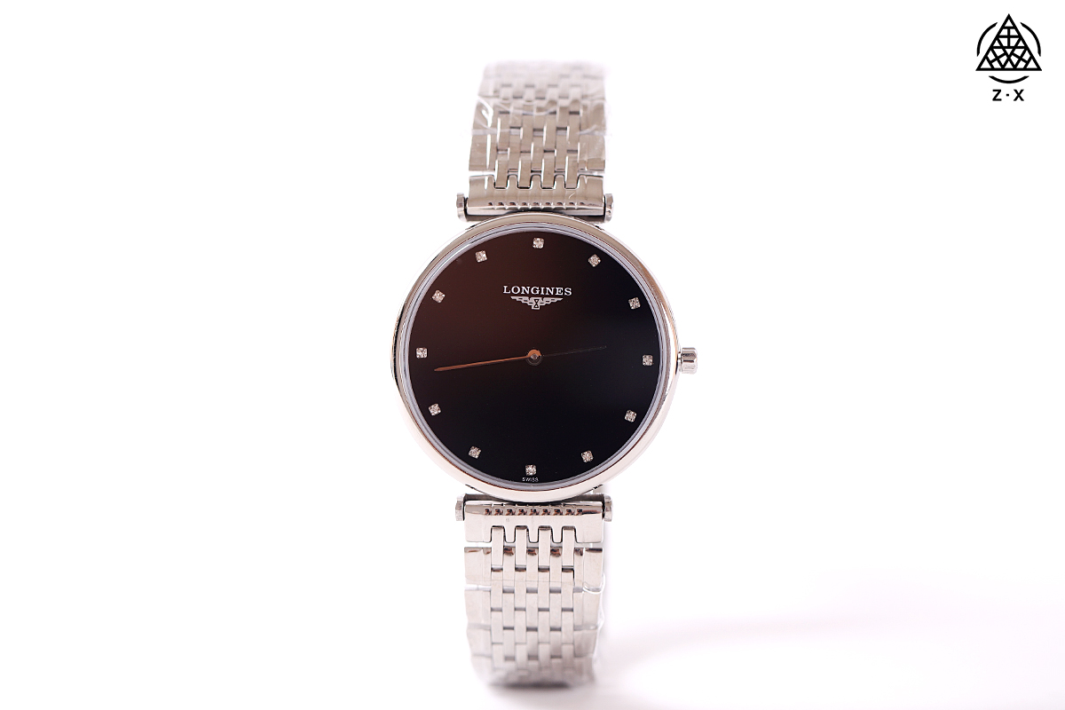 💰240顶级推荐Longine~浪琴嘉岚系列女士石英表瑞士手表女腕表、全套专柜包装！
钻石款表盘24mm，34mm，防水30米

腕间戴表更多是一种装饰了，是都市女性来展现自己独立干练与自尊的最佳饰品，让拒收投足间尽显优雅与知性，诠释属于自己的独特人格魅力。

之前上过几款Longine~的手表，今天再来安利一款嘉岚系列的女士钻石石英表，实物真的是超级精致~

采用钻石时标显示运行，白色珍珠贝母表盘缀以12颗钻石时标并配备折叠式安全表扣，表壳独创设计成就超薄流畅外形，优美匀称，浑然一体。

超薄表壳轻盈手感时刻佩戴也不觉疲累。极简的设计以钻石点缀，低调却不失精致，别致又不张扬，时刻彰显女性的气质与魅力。