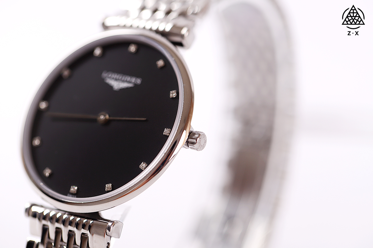 💰240顶级推荐Longine~浪琴嘉岚系列女士石英表瑞士手表女腕表、全套专柜包装！
钻石款表盘24mm，34mm，防水30米

腕间戴表更多是一种装饰了，是都市女性来展现自己独立干练与自尊的最佳饰品，让拒收投足间尽显优雅与知性，诠释属于自己的独特人格魅力。

之前上过几款Longine~的手表，今天再来安利一款嘉岚系列的女士钻石石英表，实物真的是超级精致~

采用钻石时标显示运行，白色珍珠贝母表盘缀以12颗钻石时标并配备折叠式安全表扣，表壳独创设计成就超薄流畅外形，优美匀称，浑然一体。

超薄表壳轻盈手感时刻佩戴也不觉疲累。极简的设计以钻石点缀，低调却不失精致，别致又不张扬，时刻彰显女性的气质与魅力。