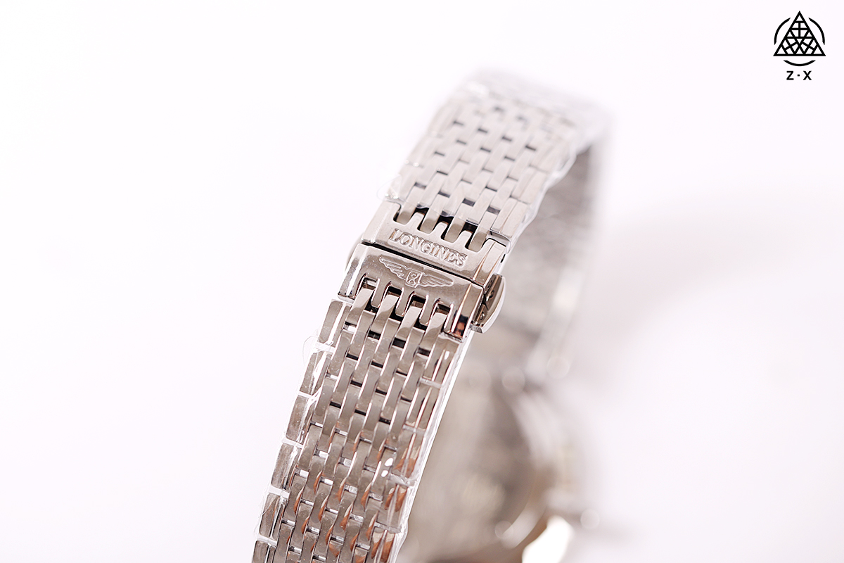💰240顶级推荐Longine~浪琴嘉岚系列女士石英表瑞士手表女腕表、全套专柜包装！
钻石款表盘24mm，34mm，防水30米

腕间戴表更多是一种装饰了，是都市女性来展现自己独立干练与自尊的最佳饰品，让拒收投足间尽显优雅与知性，诠释属于自己的独特人格魅力。

之前上过几款Longine~的手表，今天再来安利一款嘉岚系列的女士钻石石英表，实物真的是超级精致~

采用钻石时标显示运行，白色珍珠贝母表盘缀以12颗钻石时标并配备折叠式安全表扣，表壳独创设计成就超薄流畅外形，优美匀称，浑然一体。

超薄表壳轻盈手感时刻佩戴也不觉疲累。极简的设计以钻石点缀，低调却不失精致，别致又不张扬，时刻彰显女性的气质与魅力。