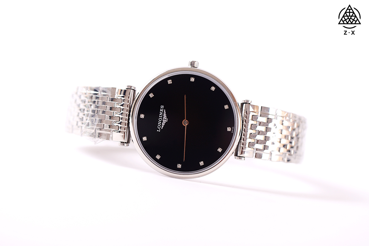 💰240顶级推荐Longine~浪琴嘉岚系列女士石英表瑞士手表女腕表、全套专柜包装！
钻石款表盘24mm，34mm，防水30米

腕间戴表更多是一种装饰了，是都市女性来展现自己独立干练与自尊的最佳饰品，让拒收投足间尽显优雅与知性，诠释属于自己的独特人格魅力。

之前上过几款Longine~的手表，今天再来安利一款嘉岚系列的女士钻石石英表，实物真的是超级精致~

采用钻石时标显示运行，白色珍珠贝母表盘缀以12颗钻石时标并配备折叠式安全表扣，表壳独创设计成就超薄流畅外形，优美匀称，浑然一体。

超薄表壳轻盈手感时刻佩戴也不觉疲累。极简的设计以钻石点缀，低调却不失精致，别致又不张扬，时刻彰显女性的气质与魅力。