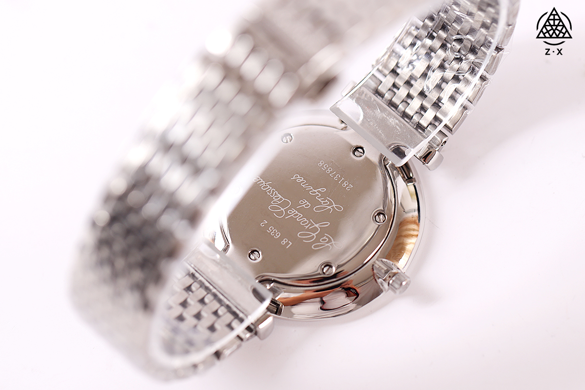 💰240顶级推荐Longine~浪琴嘉岚系列女士石英表瑞士手表女腕表、全套专柜包装！
钻石款表盘24mm，34mm，防水30米

腕间戴表更多是一种装饰了，是都市女性来展现自己独立干练与自尊的最佳饰品，让拒收投足间尽显优雅与知性，诠释属于自己的独特人格魅力。

之前上过几款Longine~的手表，今天再来安利一款嘉岚系列的女士钻石石英表，实物真的是超级精致~

采用钻石时标显示运行，白色珍珠贝母表盘缀以12颗钻石时标并配备折叠式安全表扣，表壳独创设计成就超薄流畅外形，优美匀称，浑然一体。

超薄表壳轻盈手感时刻佩戴也不觉疲累。极简的设计以钻石点缀，低调却不失精致，别致又不张扬，时刻彰显女性的气质与魅力。