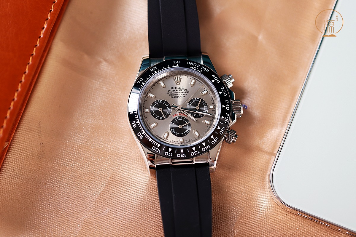 K0    劳力士 Rolex 迪通拿 、水鬼系列 自动机械机芯,40毫米，男士动力储备：50小时表径：40毫米表壳材质：不锈钢；316L不锈钢；外圈黑色Cerachrom陶质实心外圈连计速刻度表盘颜色：黑色表盘形状：圆形表盘材质：表盘配蜗形小秒针盘表镜材质：抗刮损蓝水晶表冠材质：不锈钢，上链表冠；旋入式三扣锁三重防水系统表带颜色：银色表带材质：不锈钢；蚝式，三排链节表扣类型：折叠扣；蚝式保险折扣配5毫米易调链节伸展系统表扣材质：不锈钢背透：密底，旋入式底盖防水深度：200米自动机械机芯,40毫米，径：40毫米表壳材质：不锈钢；316L不锈钢；外圈黑色Cerachrom陶质实心外圈连计速刻度表盘颜色：黑色表盘形状：圆形表盘材质：表盘配蜗形小秒针盘表镜材质：抗刮损蓝水晶表冠材质：不锈钢，上链表冠；旋入式三扣锁三重防水系统表带颜色：银色表带材质：不锈钢；蚝式，三排链节表扣类型：折叠扣；蚝式保险折扣配5毫米易调链节伸展系统表扣材质：不锈钢背透：密底，旋入式底盖防水深度：200米