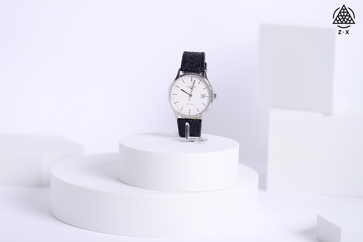 K5  浪琴  Longines 律雅系列 男士腕表 全自动机械机芯 316L精钢表壳 矿物质玻璃镜面 精钢表带 直径40mm厚11mm 与生俱来的优雅浪琴 Longines 表全新律雅系列新品实拍，亮色表盘均配有黑色时针和分针,与表盘及秒针形成鲜明对比,令人赏心悦目,让人顿觉“优雅”有时也会带来惊喜。