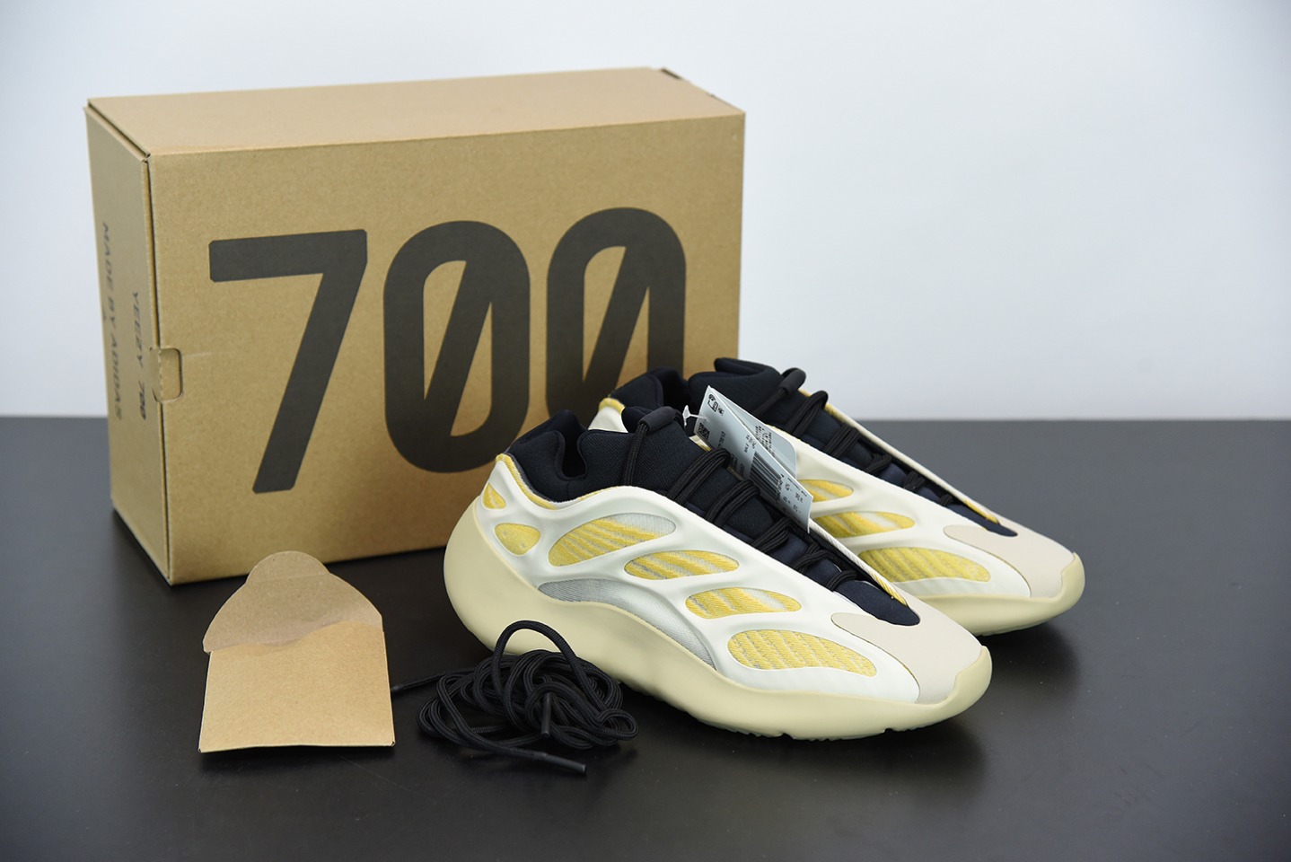 纯原 AD Yeezy 700V3 米黄色 " Srphym " 侃爷椰子 夜光鞋面异型复古老爹鞋 G54853