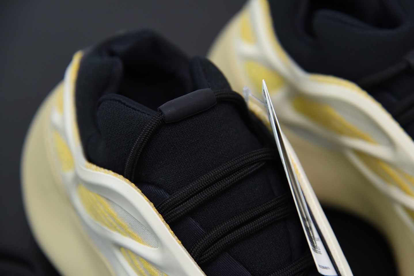 纯原 AD Yeezy 700V3 米黄色 " Srphym " 侃爷椰子 夜光鞋面异型复古老爹鞋 G54853