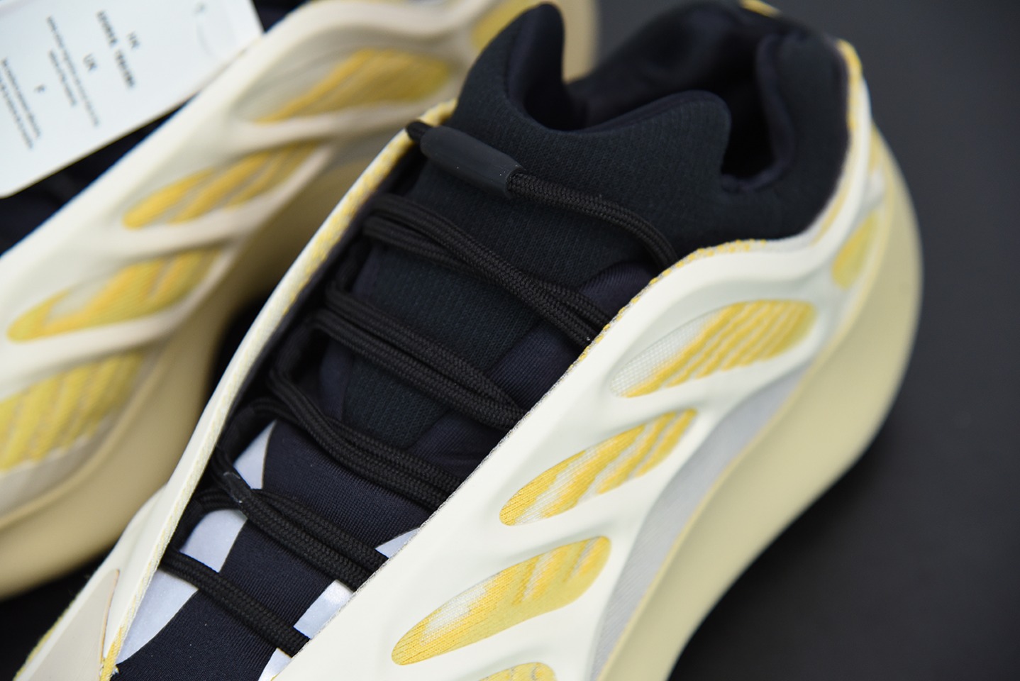 纯原 AD Yeezy 700V3 米黄色 " Srphym " 侃爷椰子 夜光鞋面异型复古老爹鞋 G54853